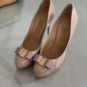 Ferragamo RILLY Platform Pumps - Nude Patentcalf